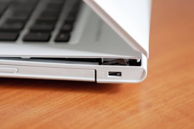 onarım Loop-menteşe laptop. kırık laptop bölünmüş durumda. Bilgisayar 