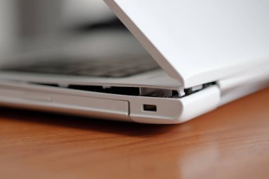 onarım Loop-menteşe laptop. kırık laptop bölünmüş durumda. Bilgisayar 