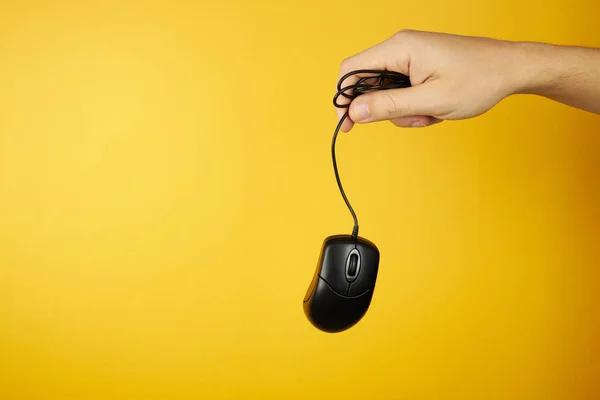 Ratón Negro Computadora Mano Sobre Fondo Amarillo Con Espacio Copia — Foto de Stock