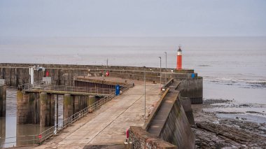 Watchet Somerset İngiltere'de iskelede küçük bir kırmızı deniz feneri, bir görünüm