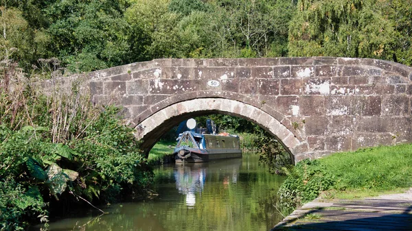 Вид Спокойный Канал Лодкой Пришвартованной Обрамленной Старым Каменным Мостом Отражения — стоковое фото