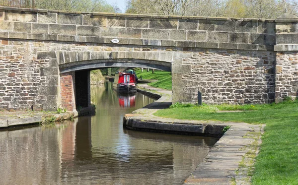 Uma Vista Para Baixo Canal Sob Uma Ponte Pedra Velha — Fotografia de Stock