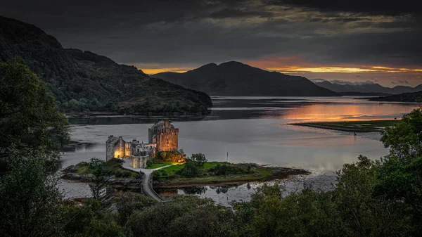 Tomada Atardecer Una Fotografía Del Castillo Eilean Donan Las Tierras —  Fotos de Stock