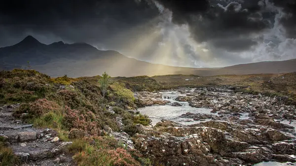 Een Stormachtige Hemel Met Zonnestralen Rivier Sligachan Het Eiland Skye — Stockfoto