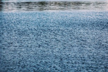 Dokulu mavi su yüzeyi