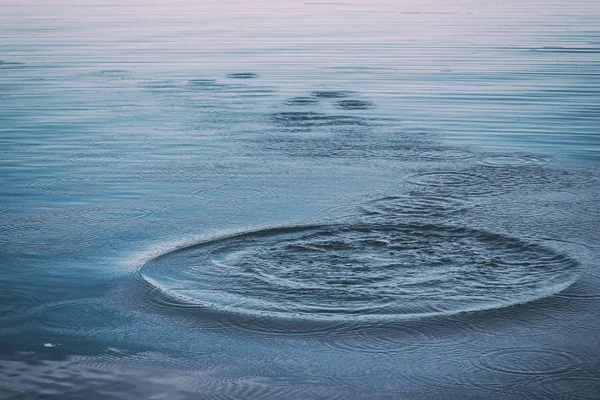 Superfície Água Com Gotas — Fotografia de Stock