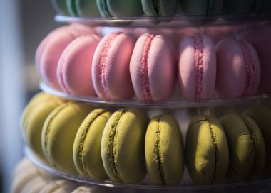 Taze renkli lezzetli macarons tatlı bisküvi bir plaka üzerinde yuvarlak