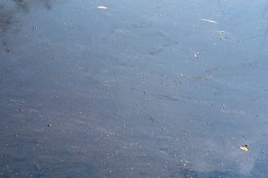 Mavi parlak arka plan durgun su. 