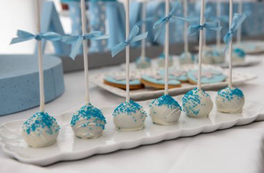 Bir Doğum günü partisine gelen mavi garnitürleri ile lezzetli tatlılar