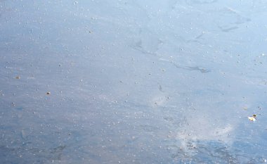 Mavi parlak arka plan durgun su. 