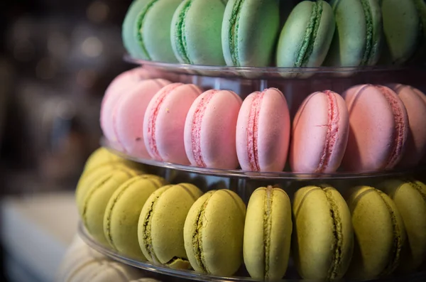Taze renkli lezzetli macarons tatlı bisküvi bir plaka üzerinde yuvarlak