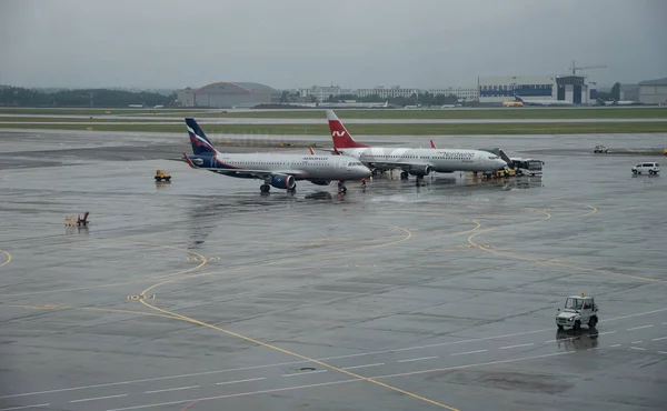 Flugzeuge Auf Der Landebahn Terminal Des Internationalen Flughafens Scheremetjewo Russland — Stockfoto