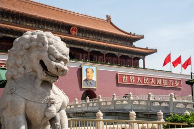 Ünlü yasak palace şehir portre Başkan Mao Zedong ve Pekin, Çin Çin koruyucu aslan heykeli ile giriş.