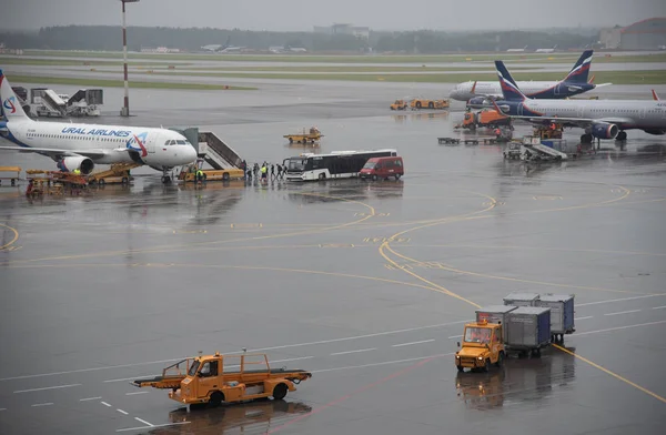 Flugzeuge Auf Der Landebahn Terminal Des Internationalen Flughafens Scheremetjewo Russland — Stockfoto