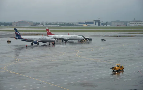 Flugzeuge Auf Der Landebahn Terminal Des Internationalen Flughafens Scheremetjewo Russland — Stockfoto