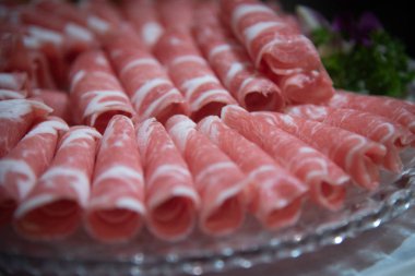 Ham sığır eti koyun eti rulo rulo sığır eti pişmiş olması için hazır