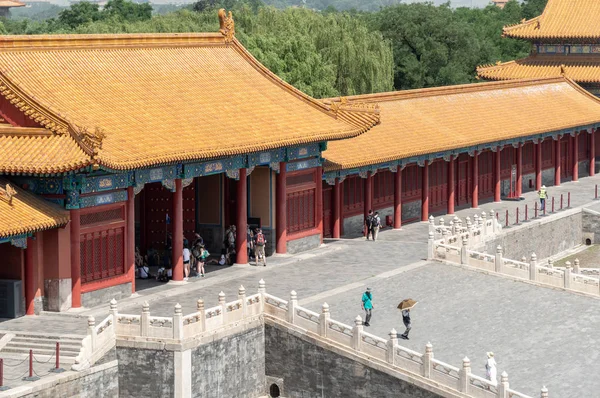 베이징 중국에서 걸어다니는 사람들과 유명한 자금성 고궁의 — 스톡 사진