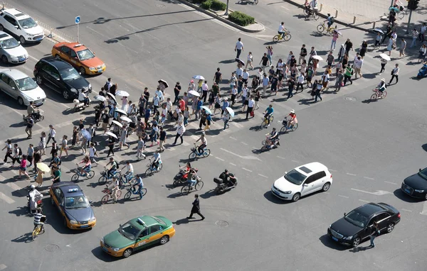 Grupo Personas Cruzando Una Avenida Alto Tráfico Con Coches Bicicletas — Foto de Stock