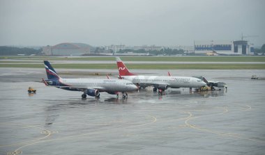 Pist terminal D Sheremetyevo Uluslararası Havaalanı'nın Rusya, Moskova, Rusya - 12 Haziran 2018: uçaklarda