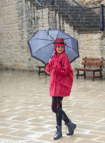 Fiatal Boldog Vonzó Csinos Esőben Egy Esernyőt Állandó Öltözött Piros — Stock Fotó
