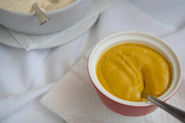 新鲜美味的黄色芥末沙拉和食品敷料 — 图库照片