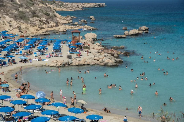 Протарас Кипр Июля 2018 Года Туристы Пляже Залива Коннос Отдыхают — стоковое фото