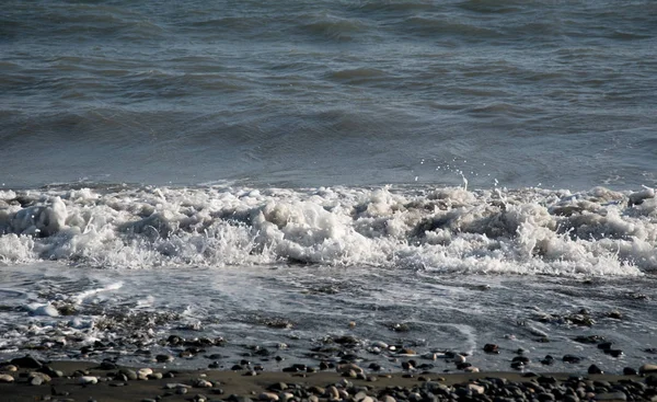 海浪在星期天的海岸线上坠毁 — 图库照片