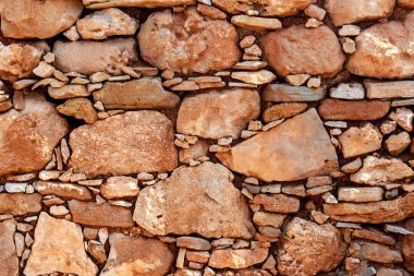 Bir yığın halinde kahverengi taş tuğla bir duvar eski mimari arka plan 