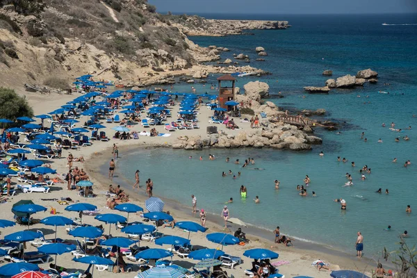 Протарас Кипр Июля 2018 Года Туристы Пляже Залива Коннос Отдыхают — стоковое фото