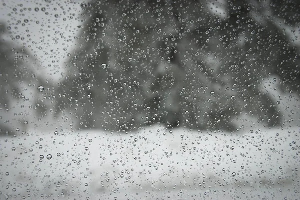 玻璃窗上的雨滴创造出美丽的抽象背景 — 图库照片