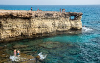  İki lüks turistik yat yaz aylarında Kıbrıs'ta bir mavi sakin denizde yelken