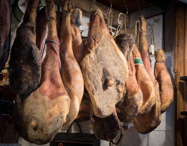 Füme et et kanca bir demiryolu üzerinde asılı bir varyasyon