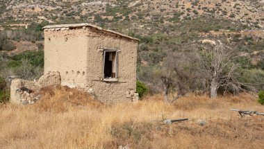 Terk edilmiş çöken kil ev alanları