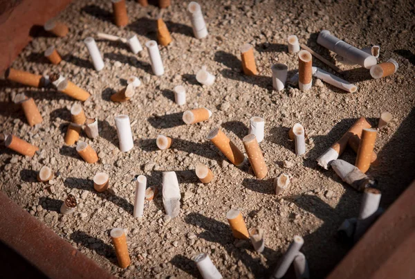 砂浜の灰皿でタバコの吸殻は破棄 — ストック写真