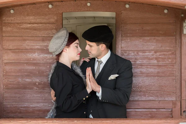 Jovem Feliz Belo Casal Alegre Beijando Trem — Fotografia de Stock