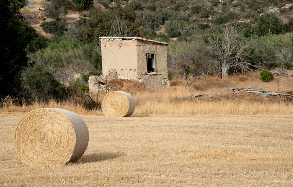 Abandoned Collapsing Clay House Agriculture Farmland Field Hay Bales — Stock Photo, Image