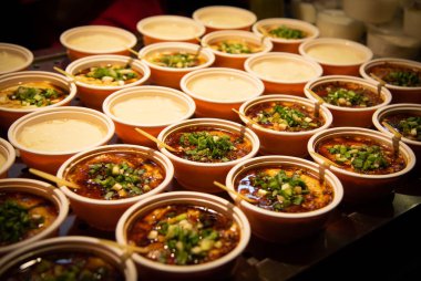 Taze ev yapımı lezzetli Çin geleneksel beyaz tatlı yığını bir gıda piyasadan kremler.