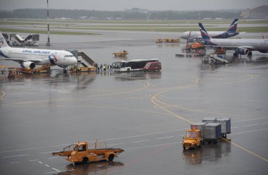 Pist terminal D Sheremetyevo Uluslararası Havaalanı'nın Rusya, Moskova, Rusya - 12 Haziran 2018: uçaklarda
