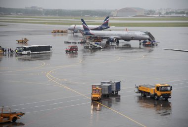 Pist terminal D Sheremetyevo Uluslararası Havaalanı'nın Rusya, Moskova, Rusya - 12 Haziran 2018: uçaklarda
