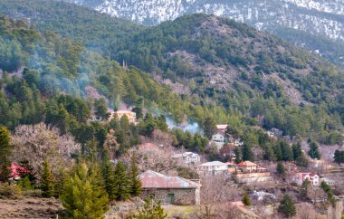 Dağ köyü Prodromos Kıbrıs Troodos dağ mesafeden