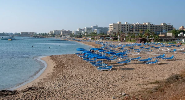 Protaras Cypern Juli 2009 Strand Med Tomma Paraplyer Och Stolar — Stockfoto