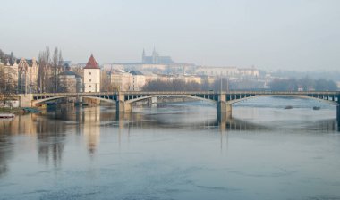 Cityscape Prag Vltava Nehri'nin erken sabah sis içinde