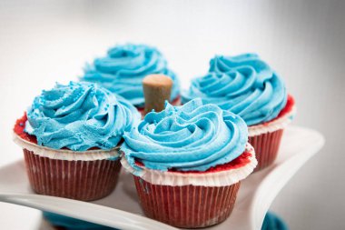 Üstünde belgili tanımlık tepe mavi kremalı taze lezzetli kek