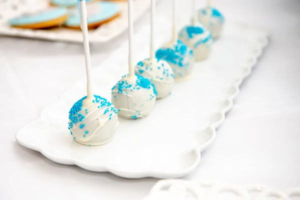 Deliciosos Dulces Cumpleaños Con Guarniciones Azules Una Fiesta Cumpleaños — Foto de Stock