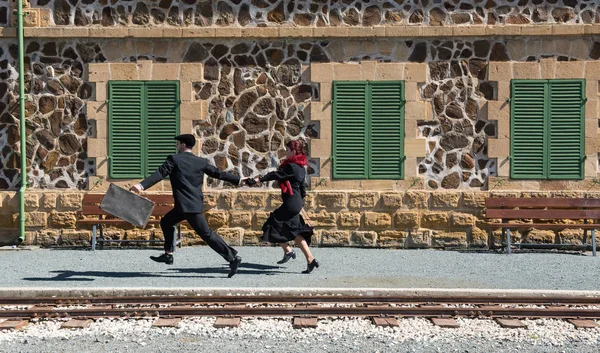 年轻夫妇提着老式手提箱 在火车站外疾驰而至 赶末班车 — 图库照片