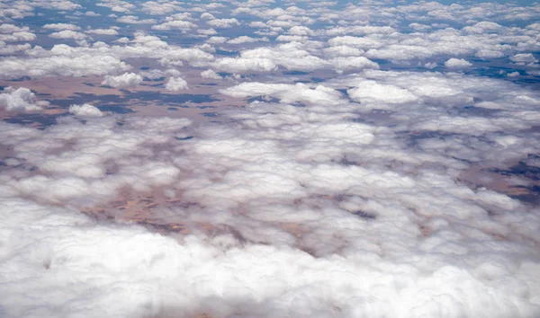 Bianco Cumulus Nuvole Drammatiche Terra Formando Bei Modelli Forme — Foto Stock