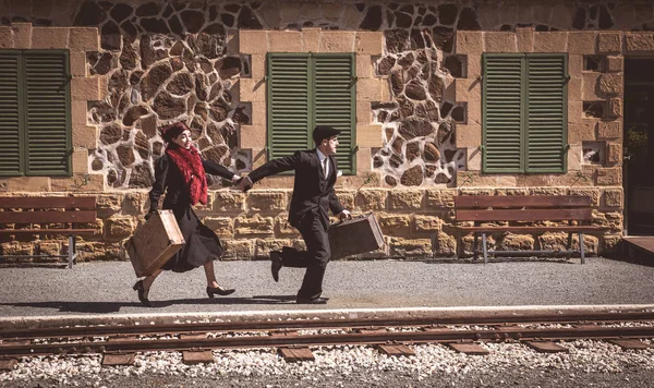 Junges Paar Mit Oldtimer Koffer Eilt Schnell Vor Einen Bahnhof Stockbild