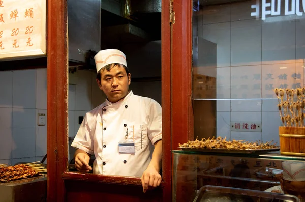 Chef Uniforme Amarillo Vendiendo Comida Tradicional China Mercado Callejero Beijing —  Fotos de Stock