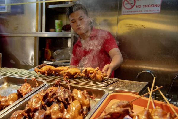 Chef Yellow Uniform Selling Traditional Chinese Food Street Market Beijing — Stock Photo, Image