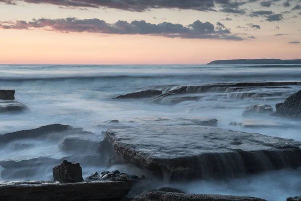 Dramatischer Schöner Sonnenuntergang Einer Felsigen Küste Mit Wellen Die Auf — Stockfoto